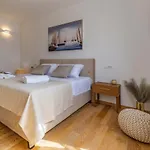 Paradiso Luxury Apartment, *