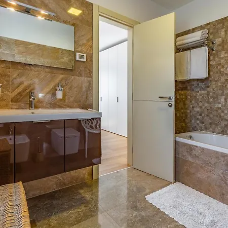 דירה Paradiso Luxury Apartment, רוביני