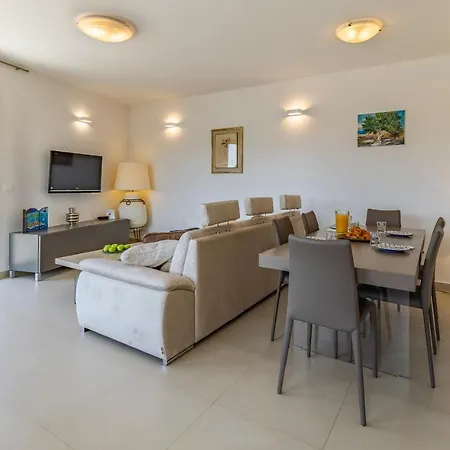 דירה Paradiso Luxury Apartment, רוביני