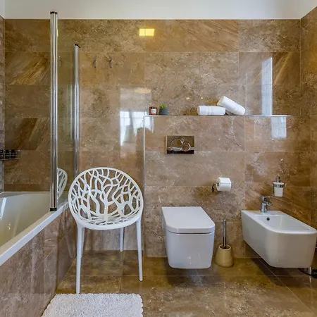 Paradiso Luxury Apartment, רוביני