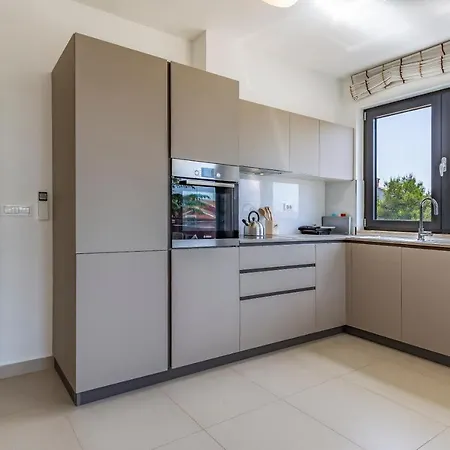 Paradiso Luxury Apartment, רוביני