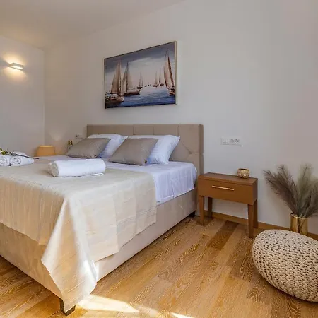 Paradiso Luxury Apartment, *