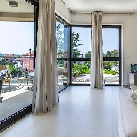 Paradiso Luxury Apartment, דירה רוביני