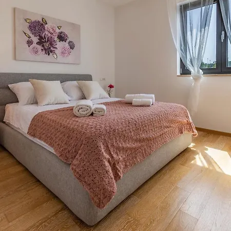 Paradiso Luxury Apartment, * רוביני